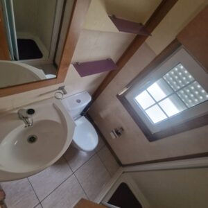 Baño con ducha con mampara