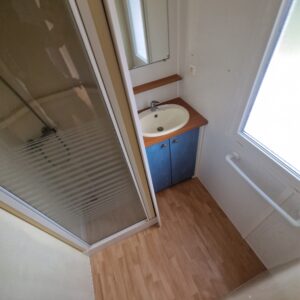 Baño con cabina de ducha con mampara