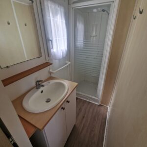 Baño con mampara de ducha
