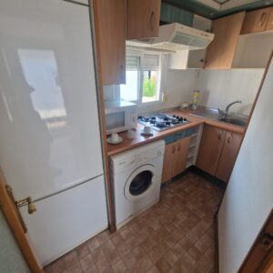 Cocina con lavadora y frigo combi