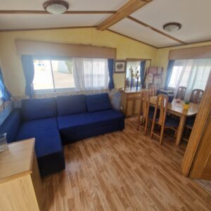 Salón con sofá cama y comedor
