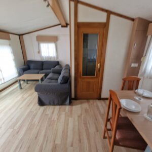 Comedor, sofá y cocina