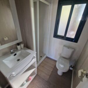 Baño con ducha con mampara