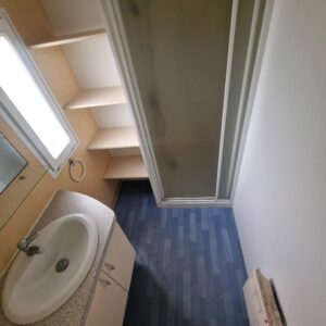 Baño con ducha con mampara