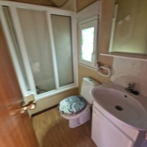 Baño con media bañera