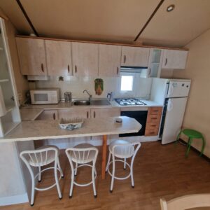 Cocina con barra alta