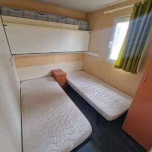 Habitación camas paralelas y liotera