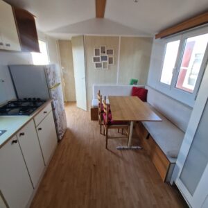 Salón con cocina abierta