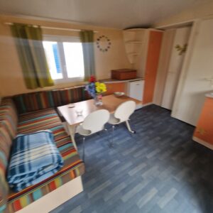 Salón con sofá cama y Frigo