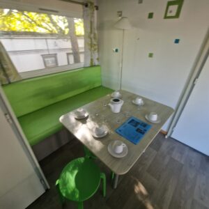 Salón con sofá y comedor