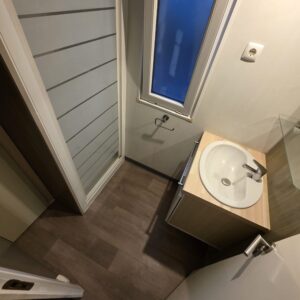 Lavabo con mueble y ducha