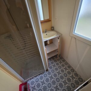 Baño con ducha con mampara