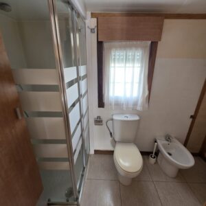 Baño en suite con mapara de ducha