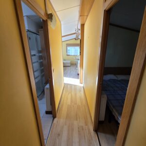 Pasillo hacia salón