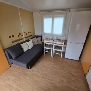 Salón con frigo combi