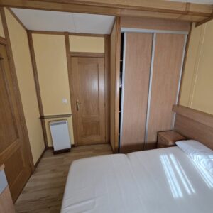 Vista de armario ropero y baño en suite Matrimonial