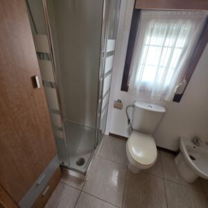 Baño completo con ducha con mampara 2