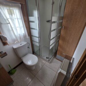 Baño completo con ducha y mampara 1