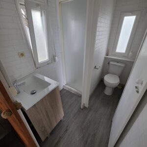 Baño con WC independiente, ducha con mampara y lavabo