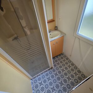 Baño con ducha con mampara