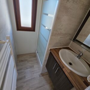 Baño con ducha con mampara