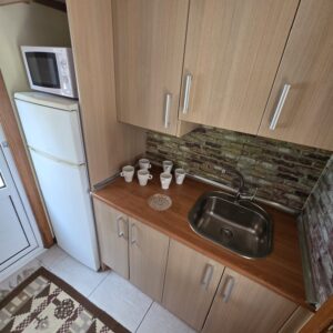 Cocina con frigo de dos puertas