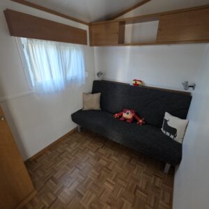 Sala de estar con sofá cama