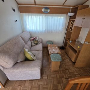 Salón con sofá y mueble TV