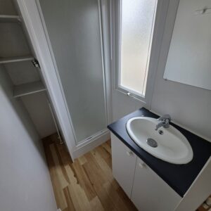 Baño con ducha con mampara