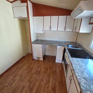 Cocina con frigo combi y lavadora